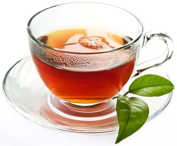 Czarna herbata a karmienie piersią: Co warto wiedzieć przed sięgnięciem po kubek?