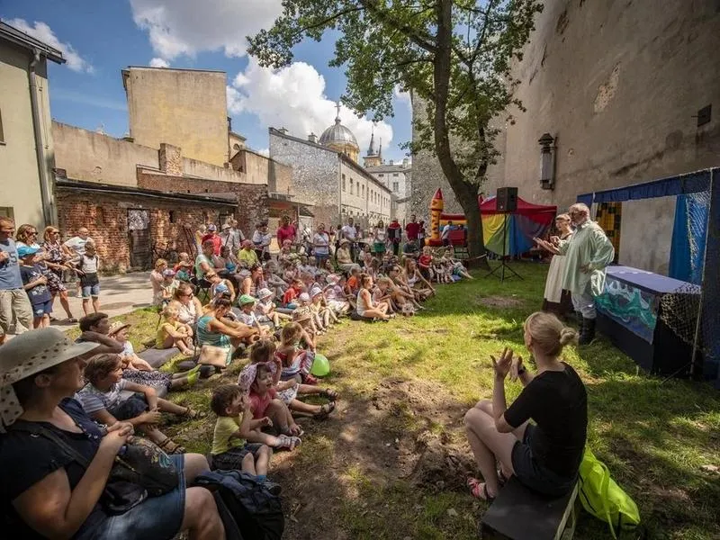 Gdzie znaleźć darmowe bajki dla dzieci do ściągnięcia? Sprawdź nasze propozycje!