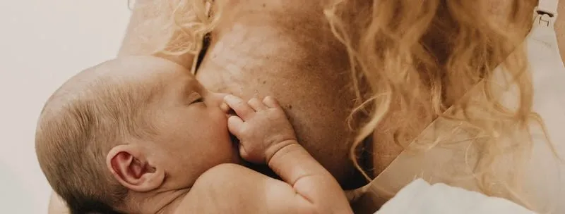 Jak miesięczka wpływa na karmienie piersią – praktyczne porady z forum mam