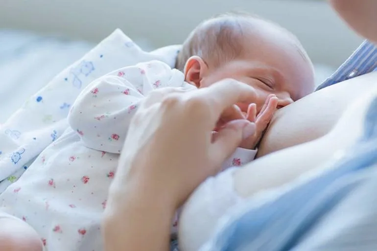 Jak pomóc niemowlęciu, które łyka dużo powietrza podczas karmienia piersią?