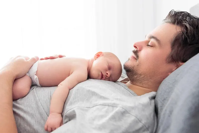 Kangurowanie dziecka po porodzie – jak pomóc maluchowi w pierwszych chwilach życia?