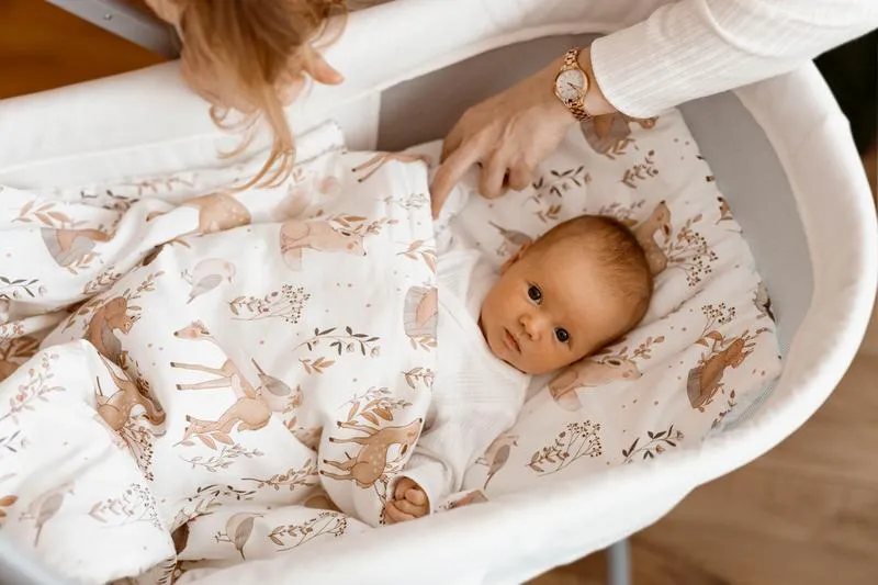 Prześcieradło bawełniane czy frotte dla niemowlaka – które wybrać dla komfortowego snu?